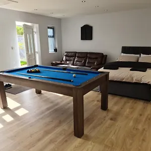 https://detached-flat-in-leeds-free-wifi-and-parking-pool-table.yorkshirehotels.net